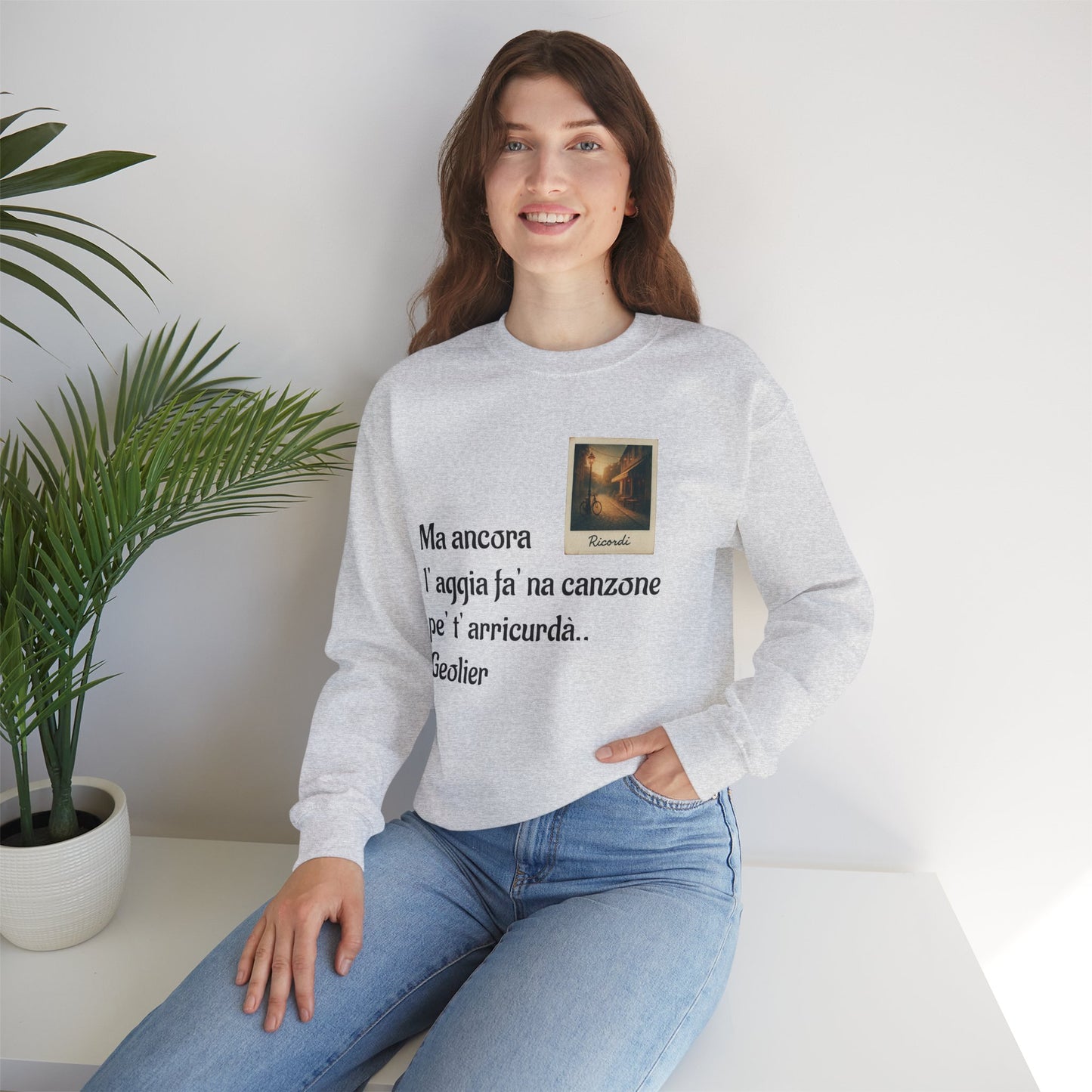 FELPA CIT.GEOLIER - Italian Lyric Crewneck Sweatshirt – "Ma ancora l’aggia fà' na canzone"