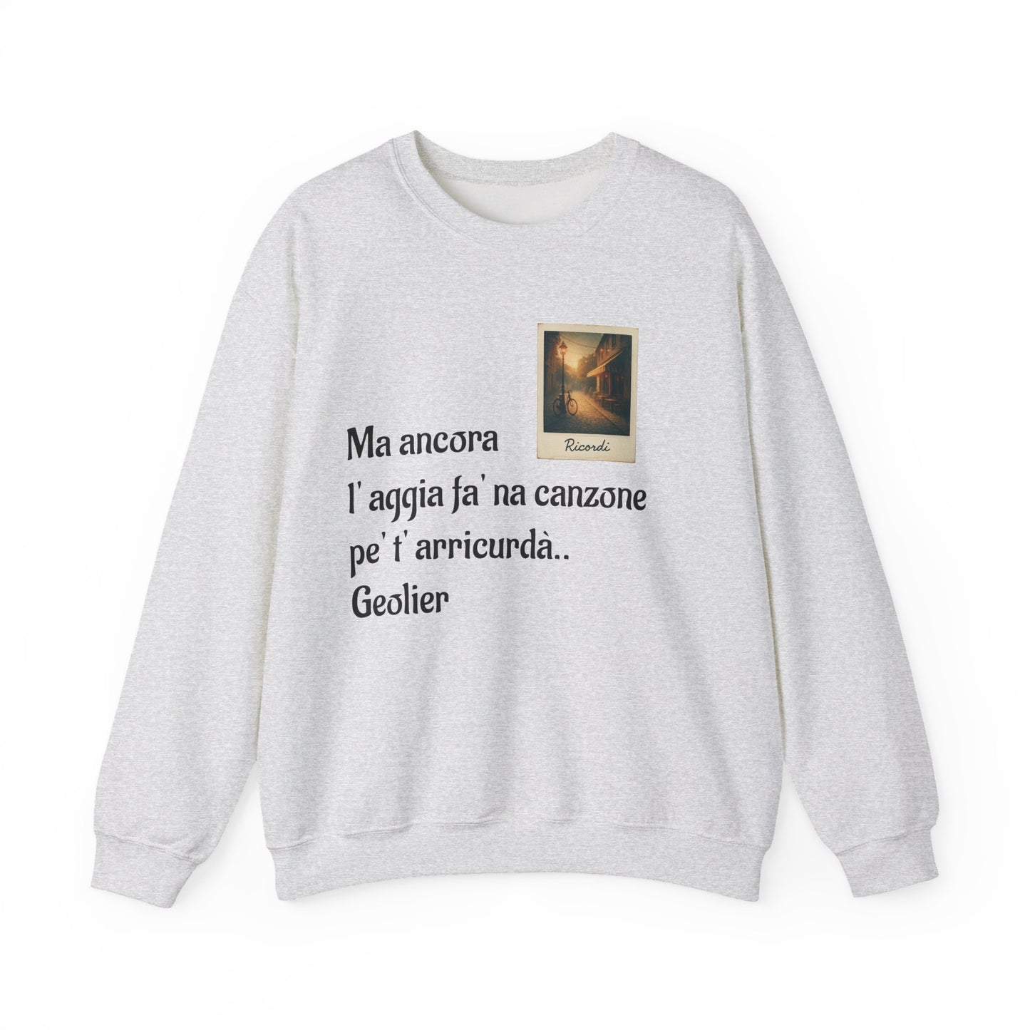 FELPA CIT.GEOLIER - Italian Lyric Crewneck Sweatshirt – "Ma ancora l’aggia fà' na canzone"