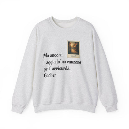 FELPA CIT.GEOLIER - Italian Lyric Crewneck Sweatshirt – "Ma ancora l’aggia fà' na canzone"