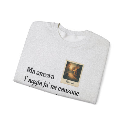 FELPA CIT.GEOLIER - Italian Lyric Crewneck Sweatshirt – "Ma ancora l’aggia fà' na canzone"