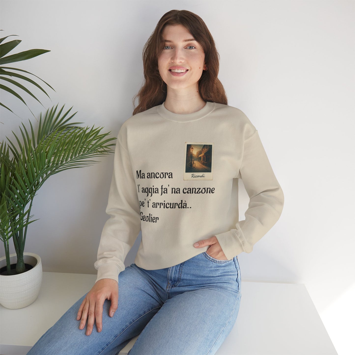 FELPA CIT.GEOLIER - Italian Lyric Crewneck Sweatshirt – "Ma ancora l’aggia fà' na canzone"