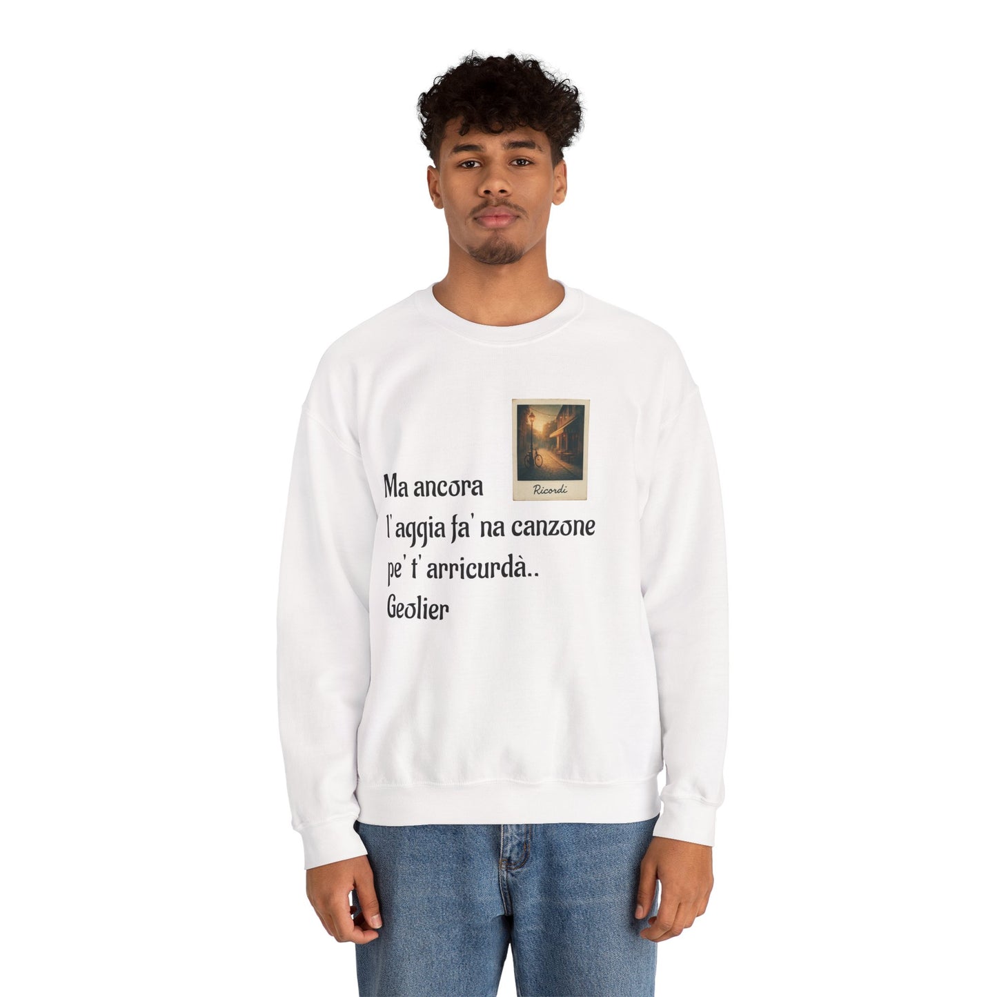FELPA CIT.GEOLIER - Italian Lyric Crewneck Sweatshirt – "Ma ancora l’aggia fà' na canzone"
