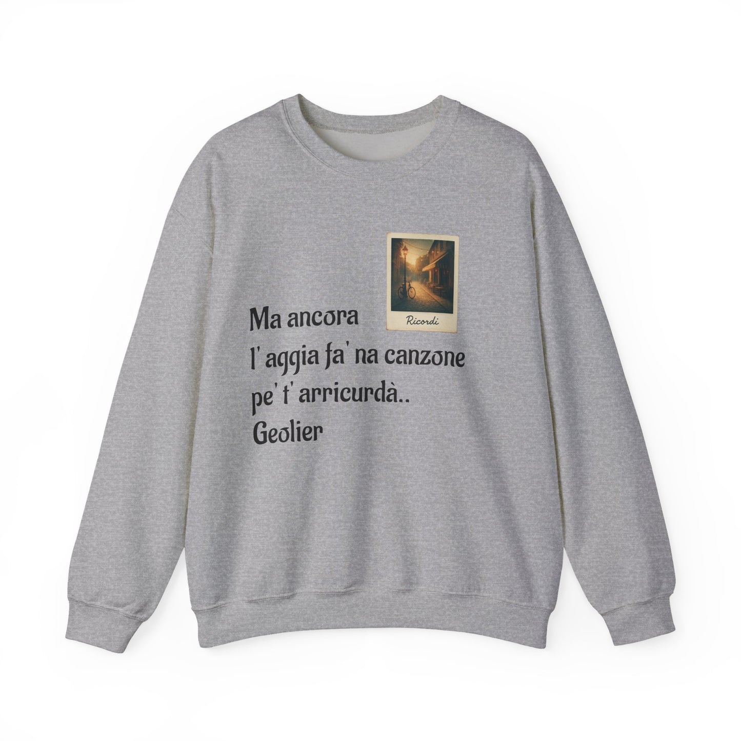 FELPA CIT.GEOLIER - Italian Lyric Crewneck Sweatshirt – "Ma ancora l’aggia fà' na canzone"