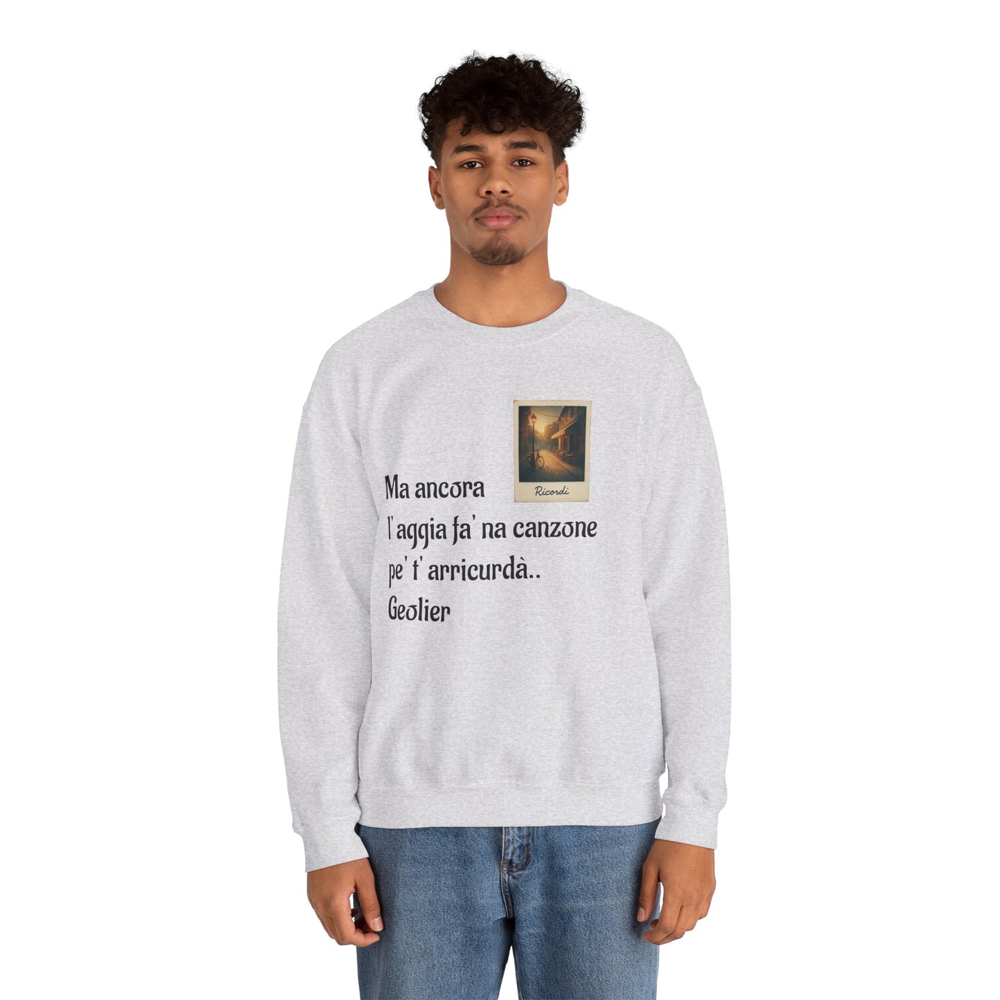 FELPA CIT.GEOLIER - Italian Lyric Crewneck Sweatshirt – "Ma ancora l’aggia fà' na canzone"