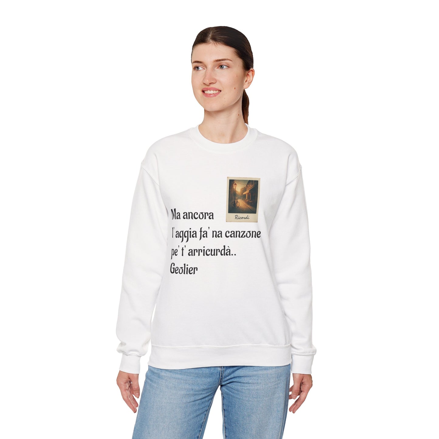 FELPA CIT.GEOLIER - Italian Lyric Crewneck Sweatshirt – "Ma ancora l’aggia fà' na canzone"