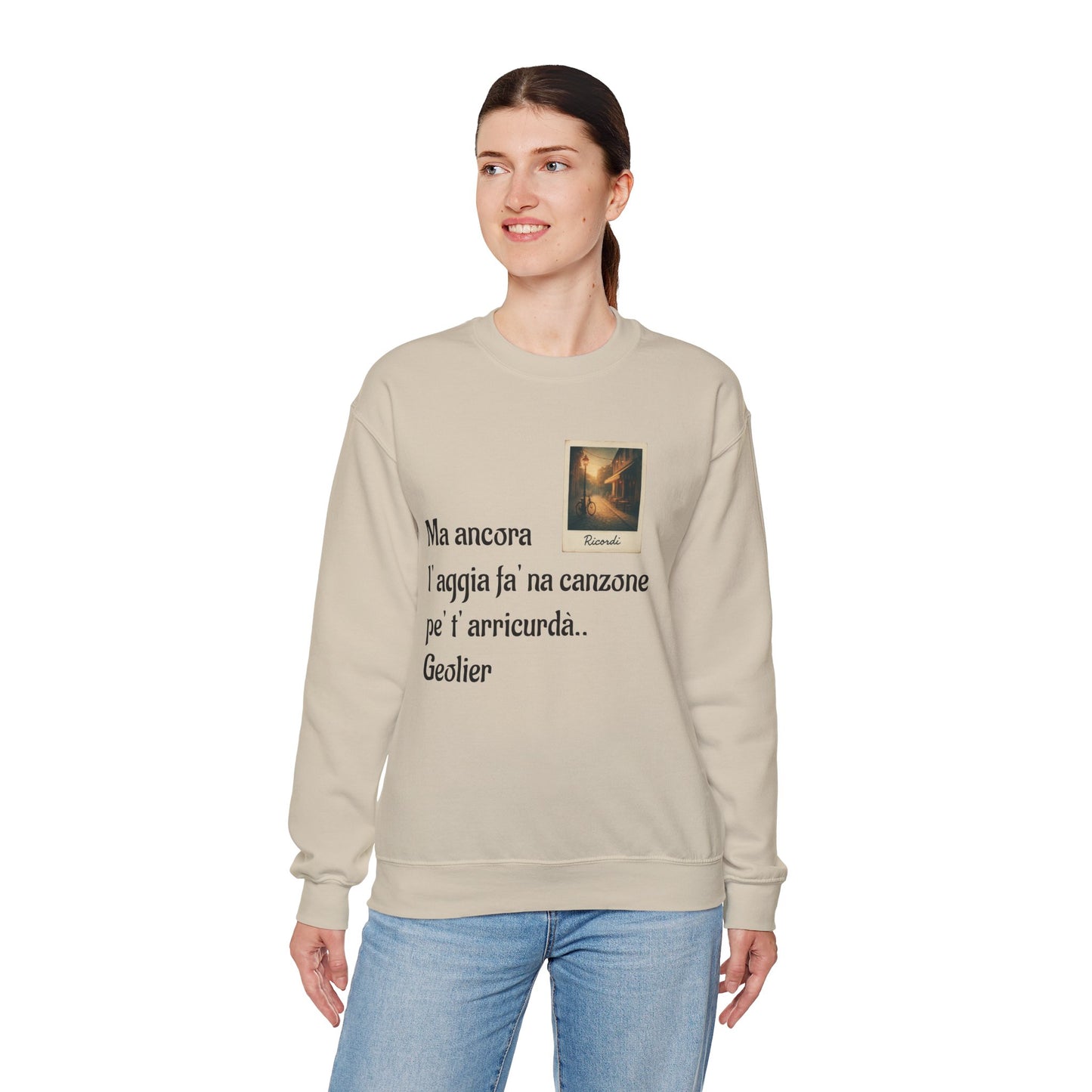FELPA CIT.GEOLIER - Italian Lyric Crewneck Sweatshirt – "Ma ancora l’aggia fà' na canzone"