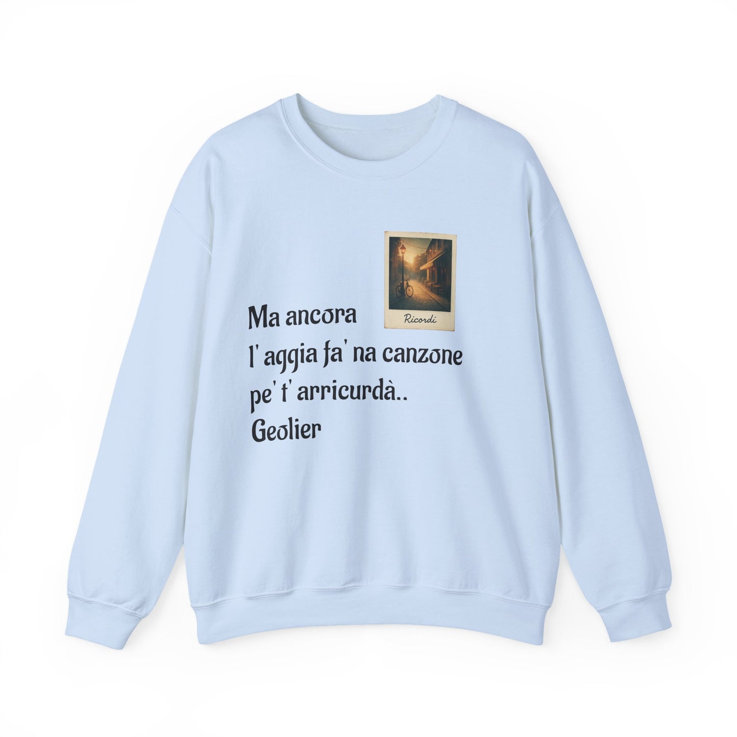 FELPA CIT.GEOLIER - Italian Lyric Crewneck Sweatshirt – "Ma ancora l’aggia fà' na canzone"