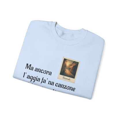 FELPA CIT.GEOLIER - Italian Lyric Crewneck Sweatshirt – "Ma ancora l’aggia fà' na canzone"