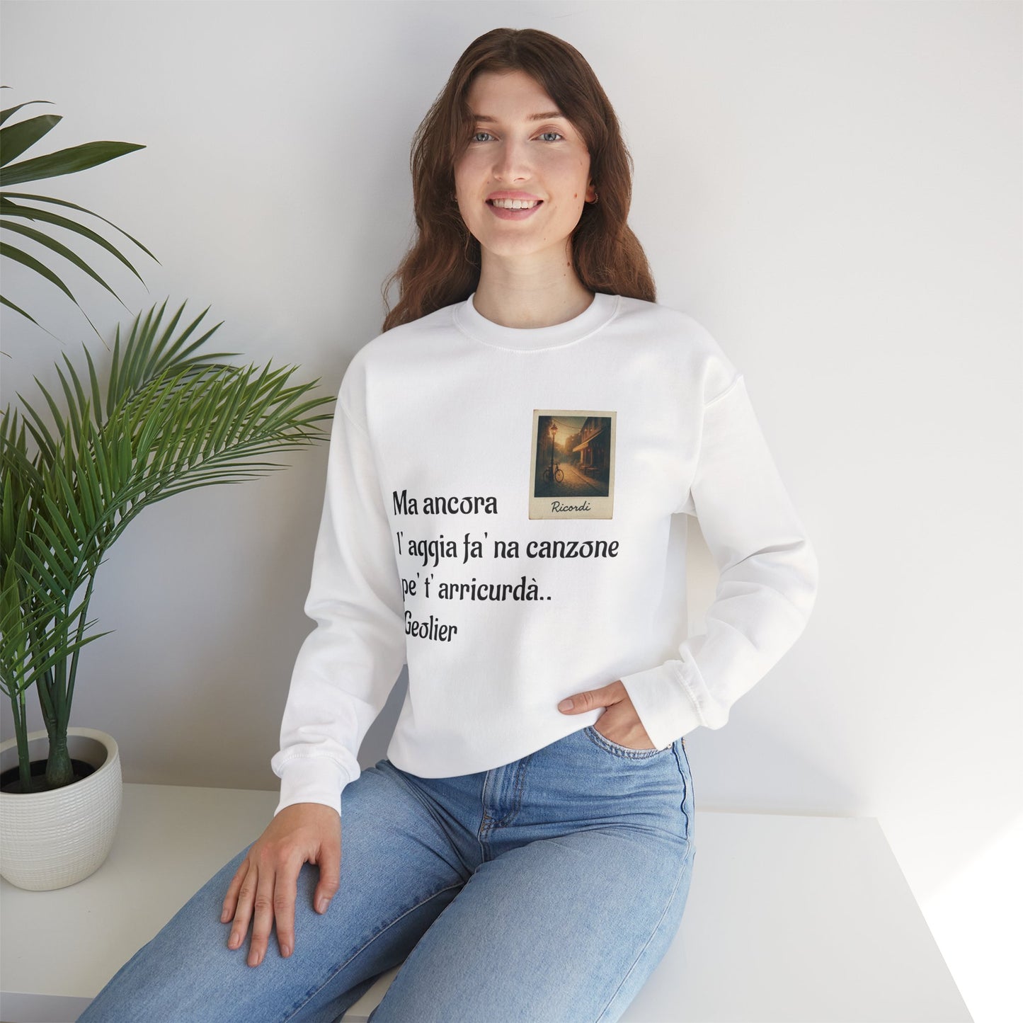 FELPA CIT.GEOLIER - Italian Lyric Crewneck Sweatshirt – "Ma ancora l’aggia fà' na canzone"