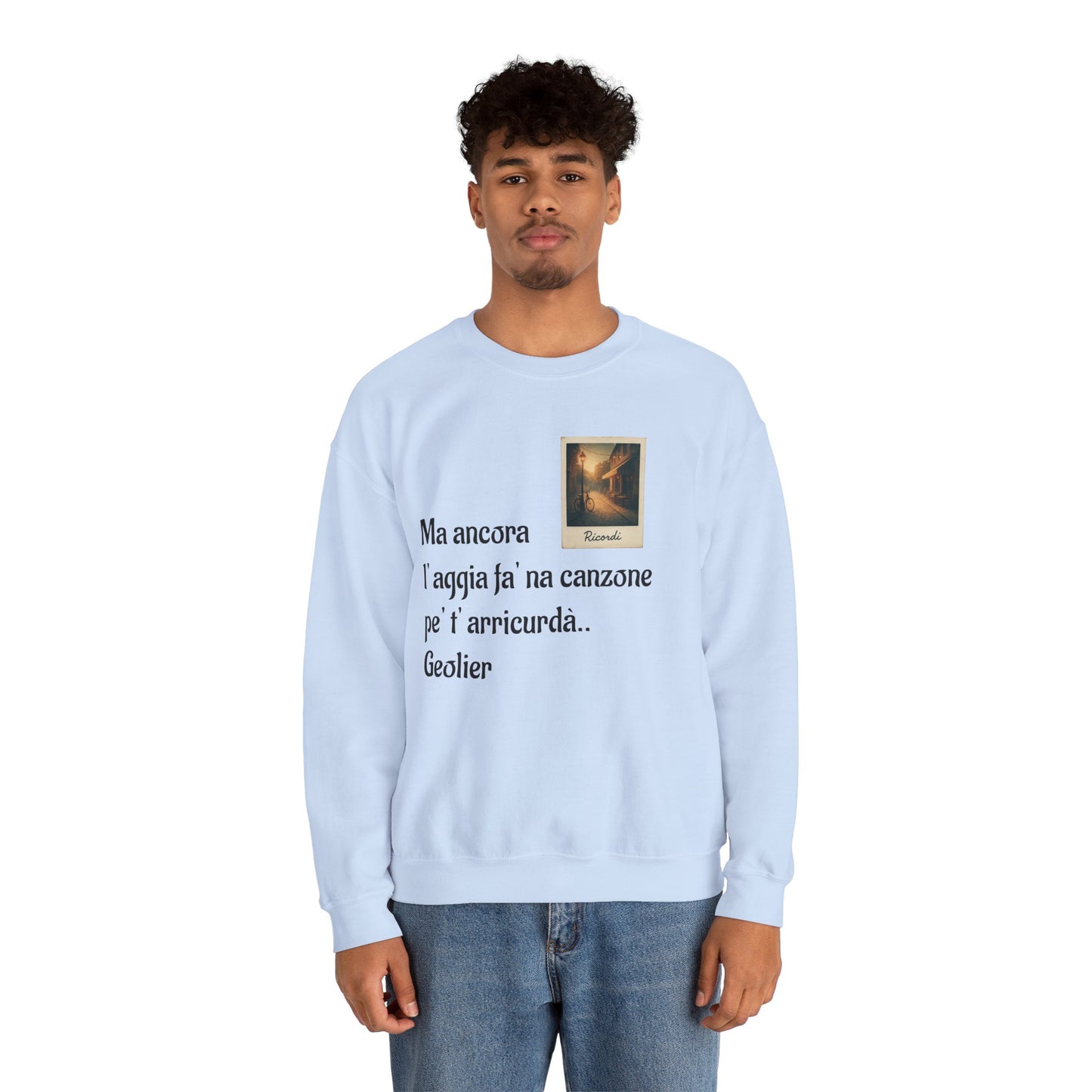 FELPA CIT.GEOLIER - Italian Lyric Crewneck Sweatshirt – "Ma ancora l’aggia fà' na canzone"