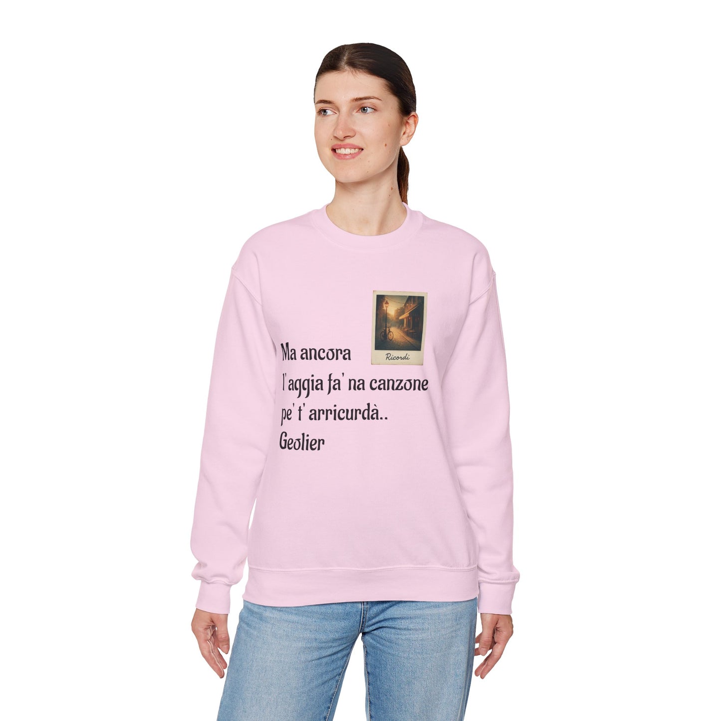 FELPA CIT.GEOLIER - Italian Lyric Crewneck Sweatshirt – "Ma ancora l’aggia fà' na canzone"