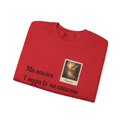 FELPA CIT.GEOLIER - Italian Lyric Crewneck Sweatshirt – "Ma ancora l’aggia fà' na canzone"