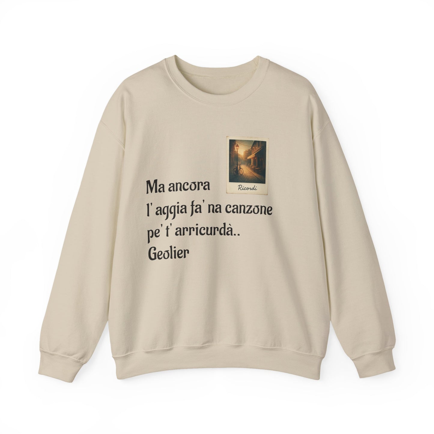 FELPA CIT.GEOLIER - Italian Lyric Crewneck Sweatshirt – "Ma ancora l’aggia fà' na canzone"