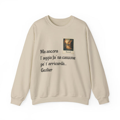 FELPA CIT.GEOLIER - Italian Lyric Crewneck Sweatshirt – "Ma ancora l’aggia fà' na canzone"
