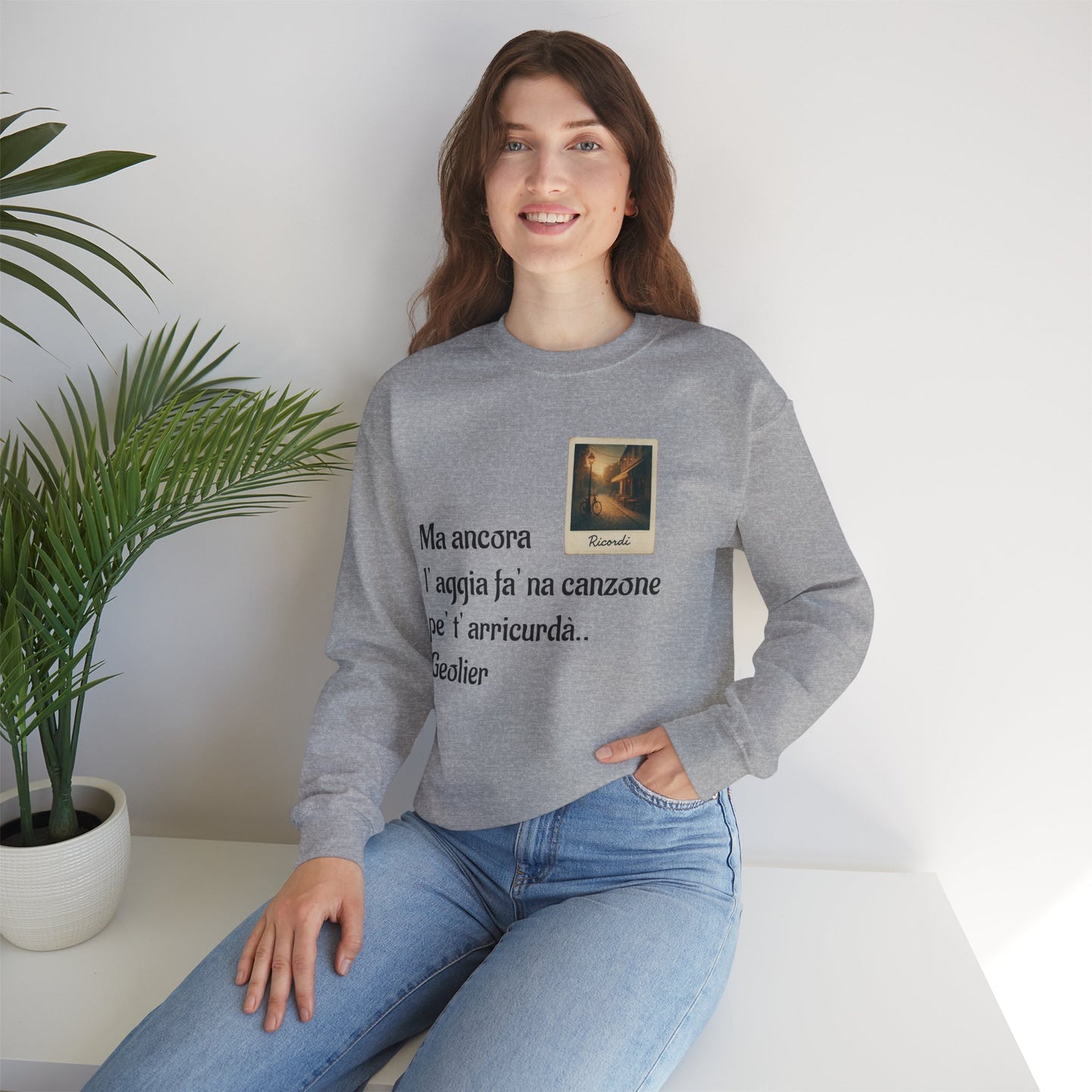 FELPA CIT.GEOLIER - Italian Lyric Crewneck Sweatshirt – "Ma ancora l’aggia fà' na canzone"