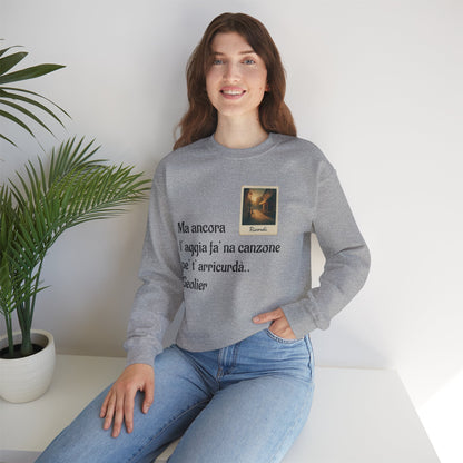 FELPA CIT.GEOLIER - Italian Lyric Crewneck Sweatshirt – "Ma ancora l’aggia fà' na canzone"
