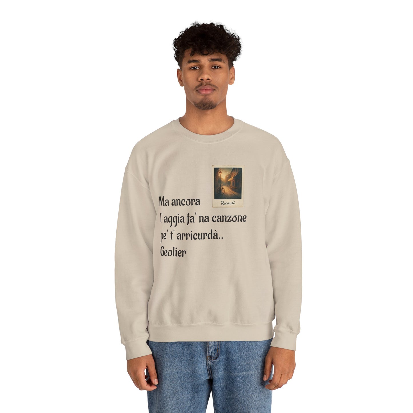 FELPA CIT.GEOLIER - Italian Lyric Crewneck Sweatshirt – "Ma ancora l’aggia fà' na canzone"