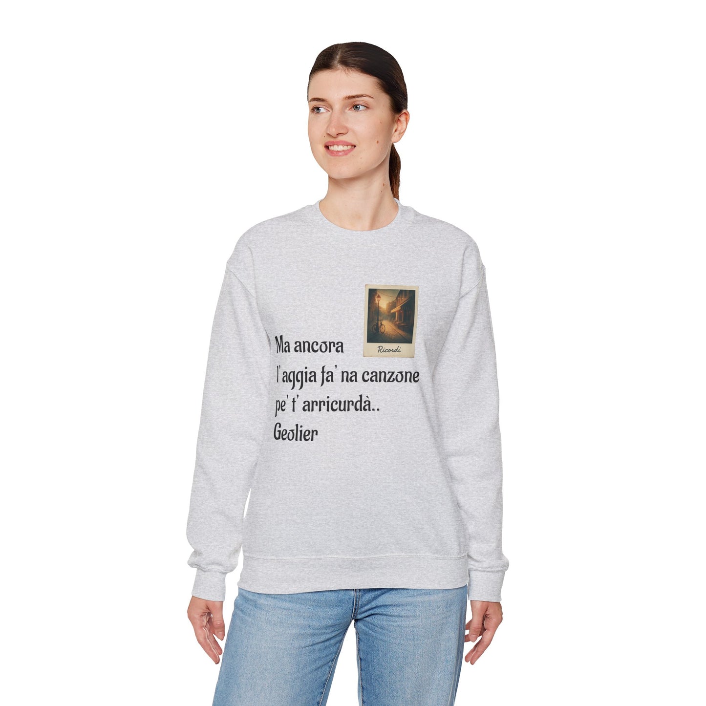 FELPA CIT.GEOLIER - Italian Lyric Crewneck Sweatshirt – "Ma ancora l’aggia fà' na canzone"