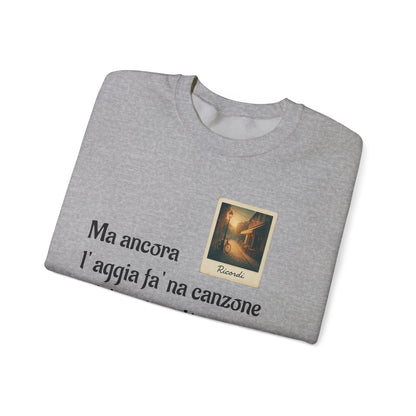 FELPA CIT.GEOLIER - Italian Lyric Crewneck Sweatshirt – "Ma ancora l’aggia fà' na canzone"