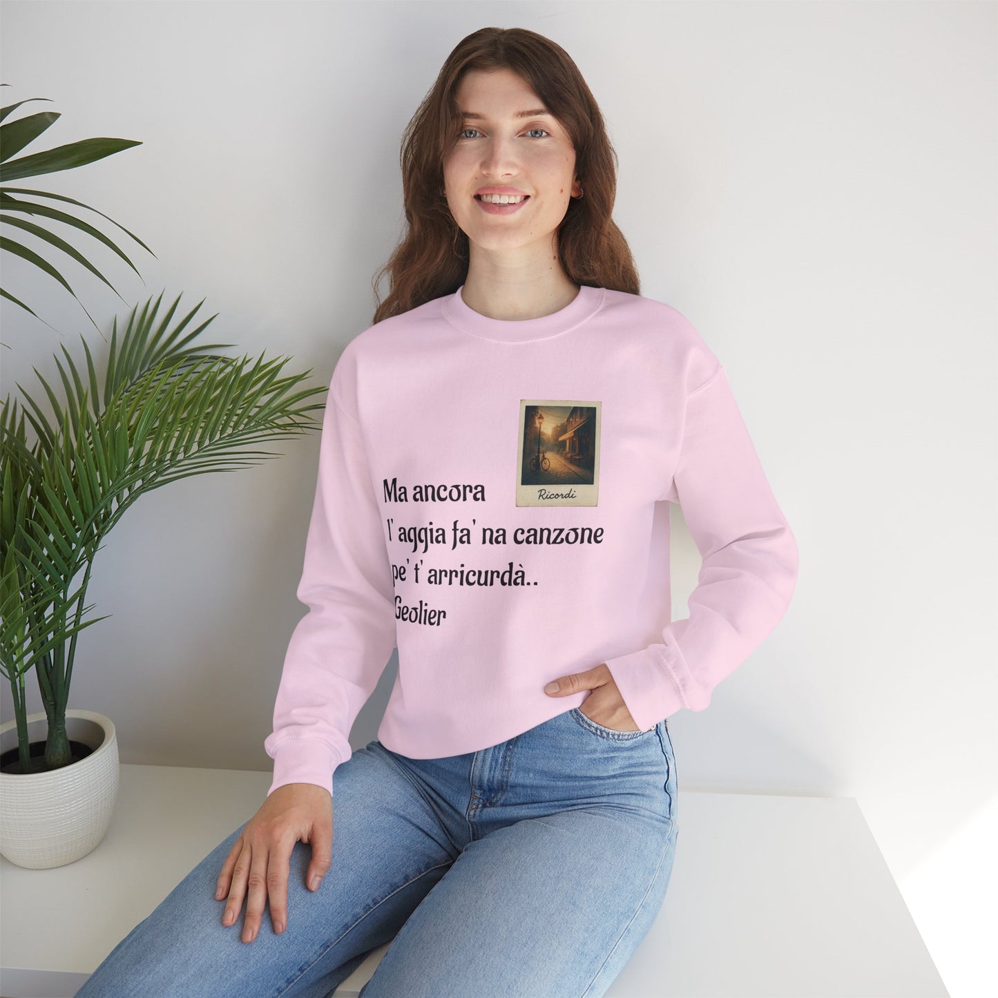 FELPA CIT.GEOLIER - Italian Lyric Crewneck Sweatshirt – "Ma ancora l’aggia fà' na canzone"