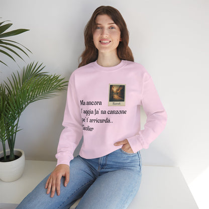 FELPA CIT.GEOLIER - Italian Lyric Crewneck Sweatshirt – "Ma ancora l’aggia fà' na canzone"